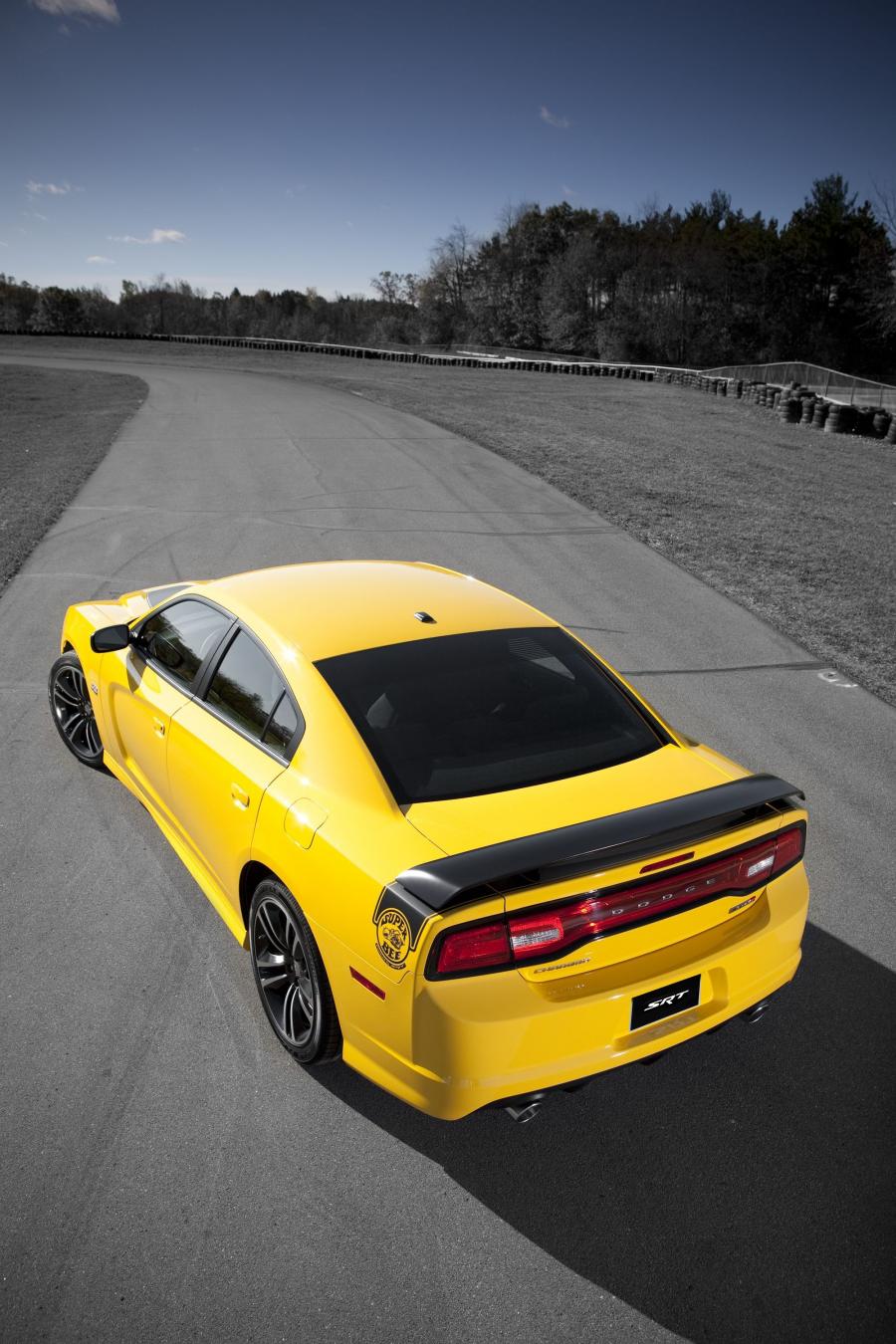  Dodge Charger SRT8 Super Bee 2012 года  (фото 16 из 39)